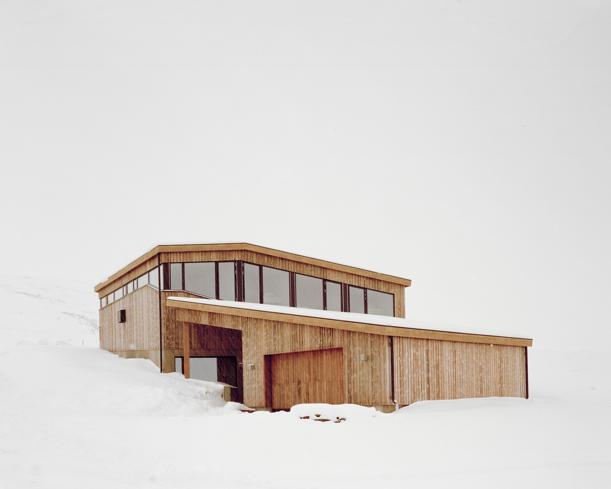 挪威L形雪地小屋9