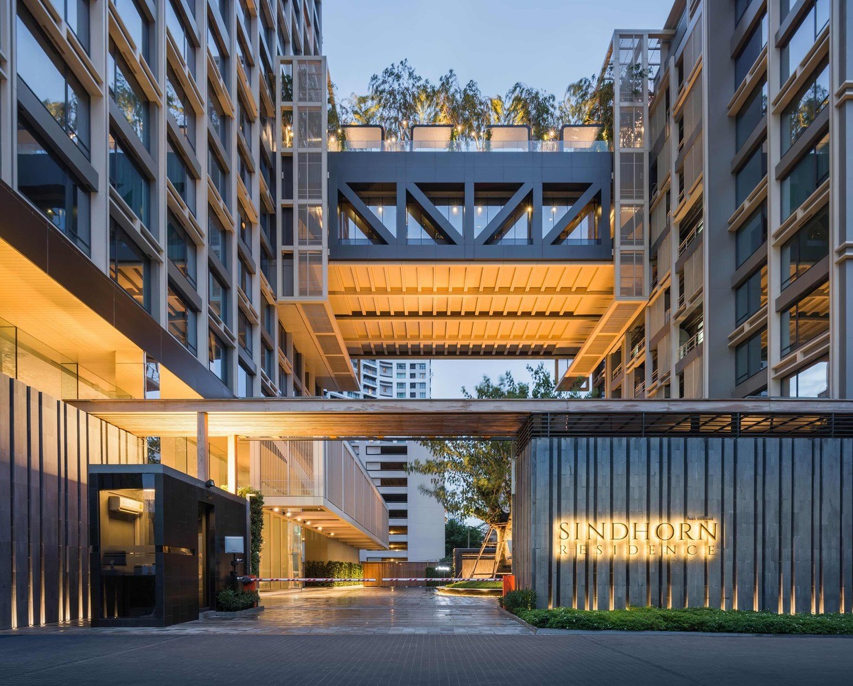 曼谷l型豪华公寓巨大天桥连接的超高方块建筑