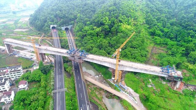 72+128+72米！杭绍台铁路临海跨沈海高速公路特大桥连续梁合龙1