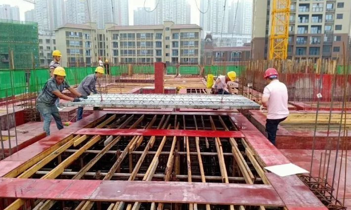 推广新阶段！重庆荣昌首个装配式建筑示范项目开始吊装施工1
