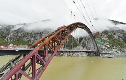 川藏铁路藏木雅江特大桥主梁合龙