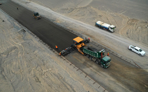 未受疫情影响，新疆乌尉公路建设者顶着高温保工程进度.jpg