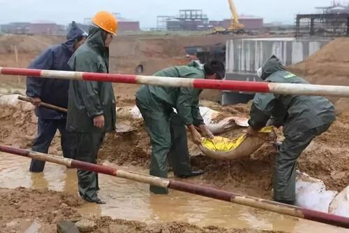 暴雨持续，难度加大!施工现场该怎么防雨?.jpg