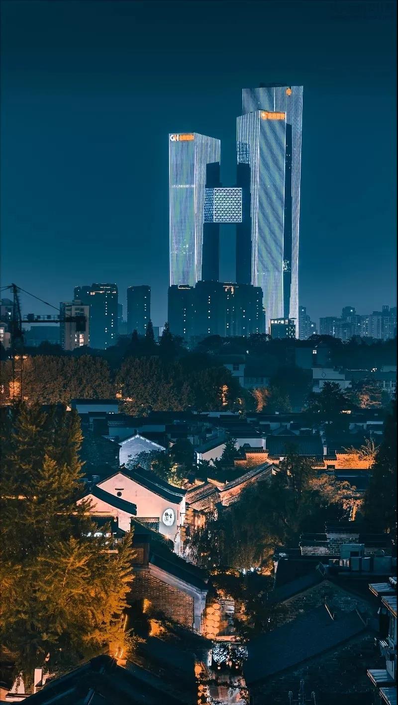 368米云端世界！欣赏下全球最高的三塔连体建筑.jpg