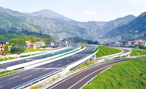 建筑论文优秀范文：传统高速公路与新基建融合的四个方向.jpg