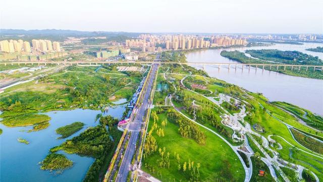 造道路、新建公园，遂宁加大推进城市基础设施建设.jpeg