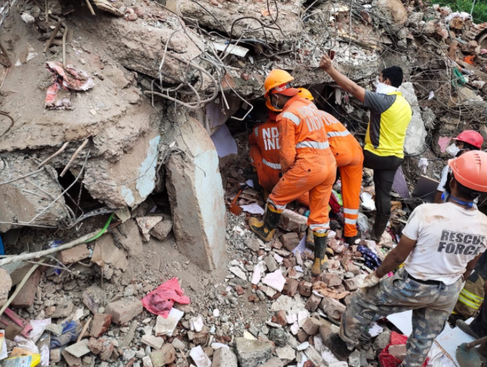 印度西部高层建筑倒塌，遇难者人数升至13人.png