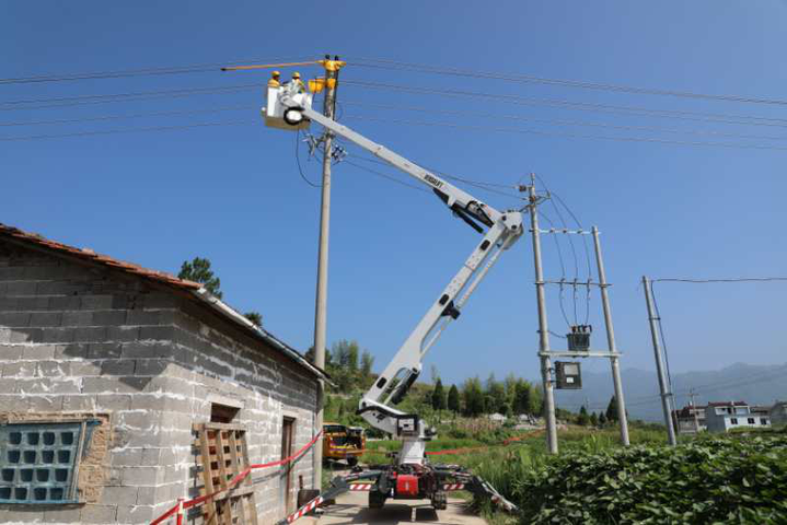 電作業車升到了離地面10多米的空中為10kv鄭橋x162線和大陳x152線27號