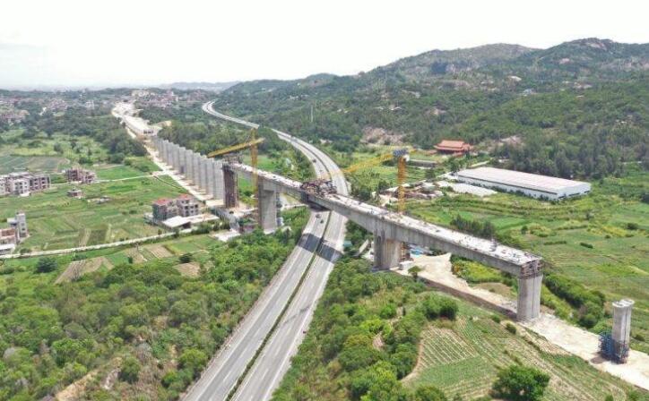 我国首个斜跨高速公路特大桥合龙 用“搭积木”方式建造.jpg