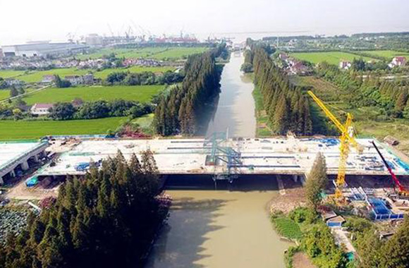 上海张网港桥实现合龙，崇明区域内11座桥全部贯通.jpg