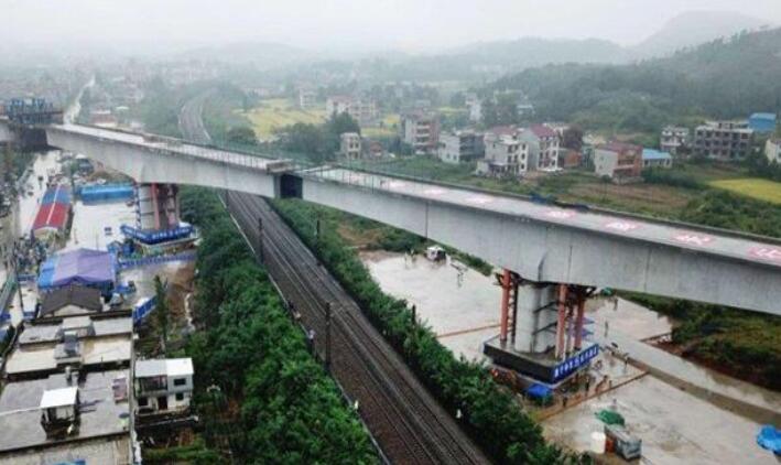 基建狂魔再现!黄黄高铁跨京九铁路桥成功转体，重达12000吨.jpg
