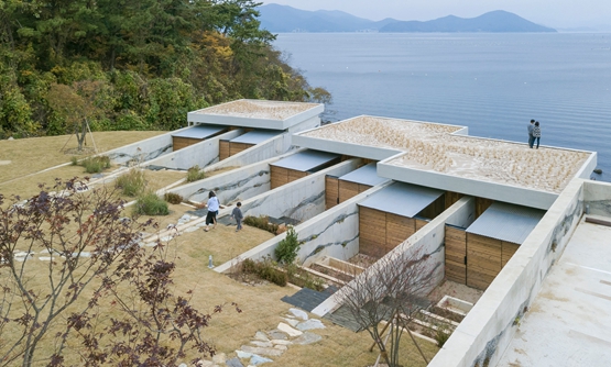 将混凝土房间“沉入”草地，韩国建筑师寻求建筑与地球的融合.jpg