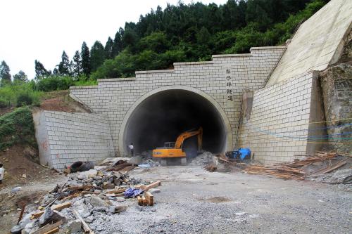 浅埋偏压隧道施工常用的处理方法——洞外处理措施.jpg