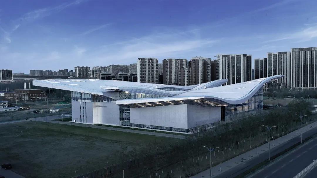 探访北京理工文体中心，展现科技美学后现代建筑.jpg