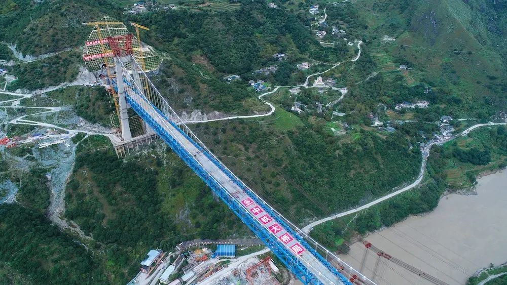 世界首座大跨度铁路专用悬索桥合龙，创下三项世界记录.jpg