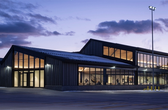 根斯勒扩改造的科罗拉多机场：木屋风格，金属屋顶.png