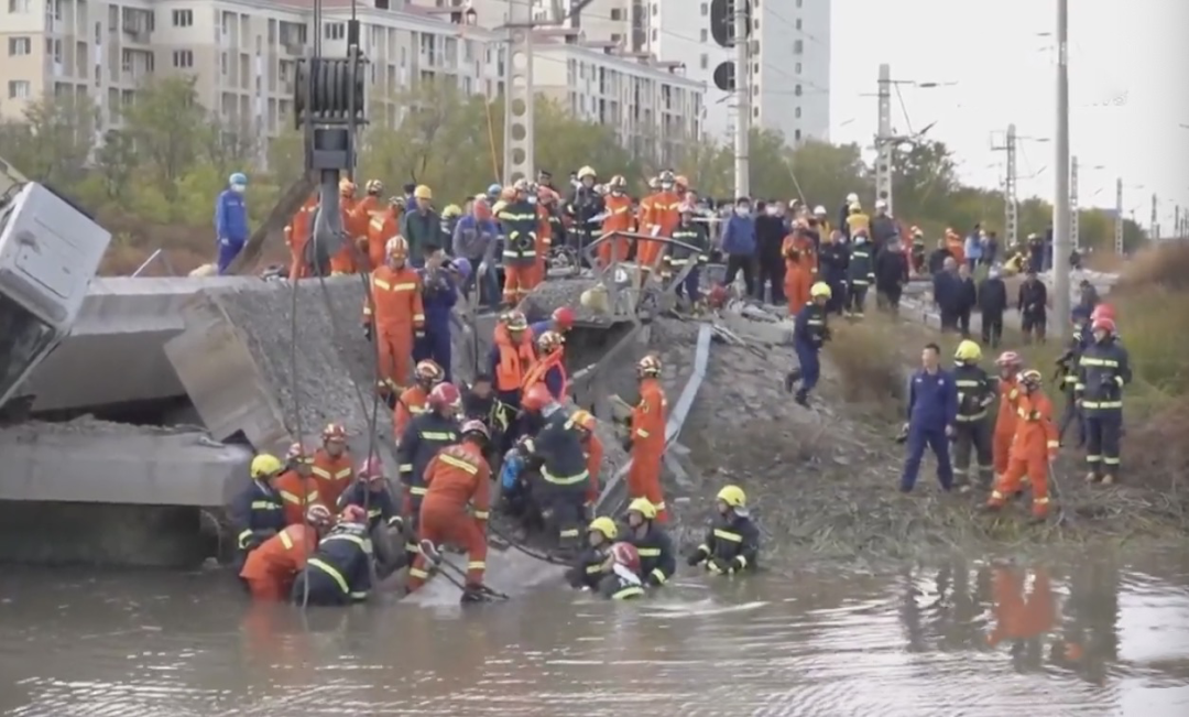 安全生产要重视！天津南环铁路桥坍塌致7死5伤.png