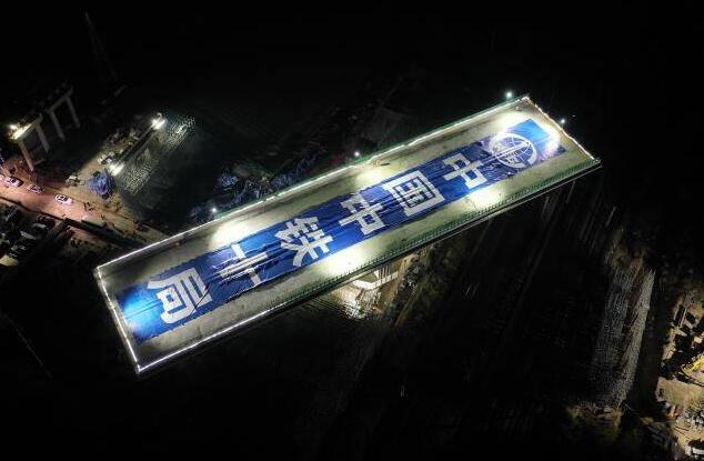 万吨桥梁成功转体横跨百年胶济，潍坊改造项目工程即将收官.jpg
