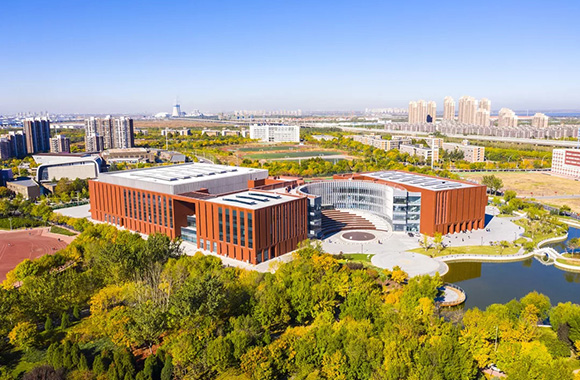 天津科技大学体育馆，将建筑形式、使用功能和校园景观融为一体.jpg