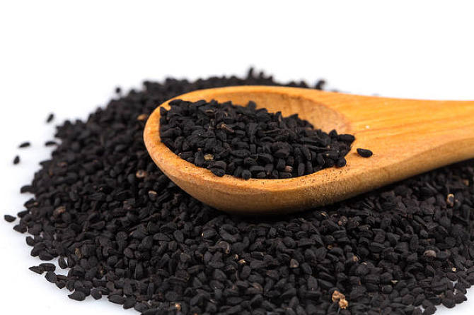 很多人觉得,想要美白,就得喝牛奶,多吃白色的食物,同时,不能吃黑芝麻