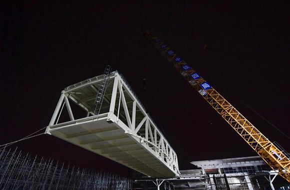 首条民营资本控股的高速铁路“大吨位”天桥整体吊装成功.jpg