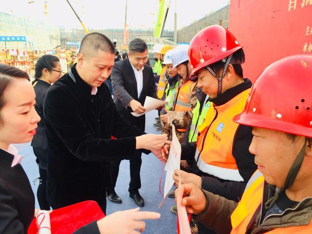 “你们辛苦了!” 陕西工会向重点工程建设者颁发劳动证书.jpg