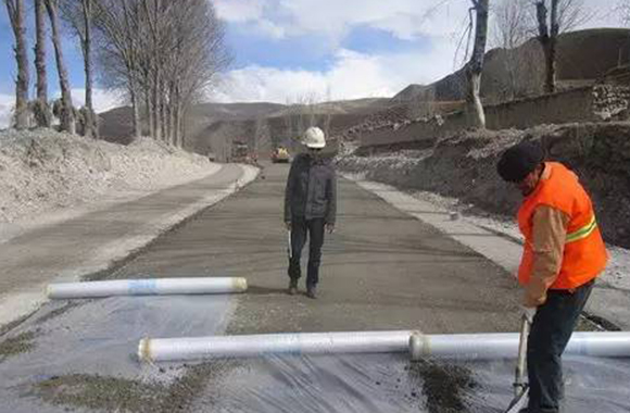 市政道路建设中，石灰土及水稳层冬季施工技巧.jpg