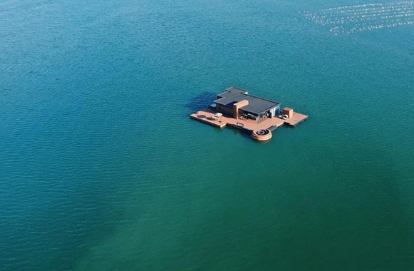 漂浮的大平层，建筑师花400万建造一所海上居所.jpg