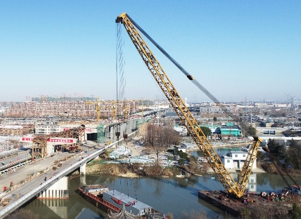 96吨重!扬州古运河首座“桥上桥”首段钢箱梁成功吊装.jpg