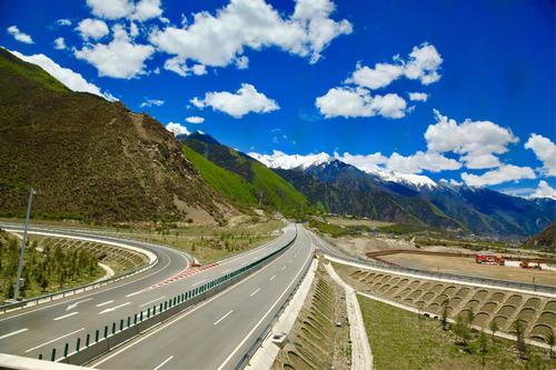 提升群众幸福感，西藏5年“十三五”期间完成基础设施投资475亿元.jpg
