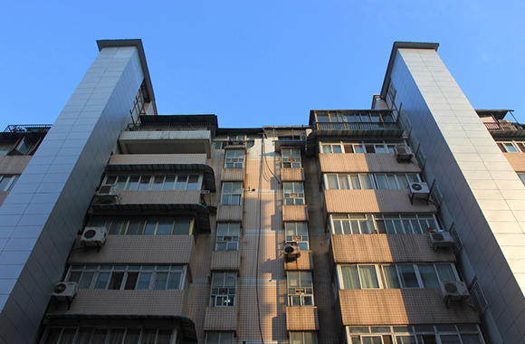 上海市房屋管理局出台制度，破解老旧小区加装电梯资金难题.jpg