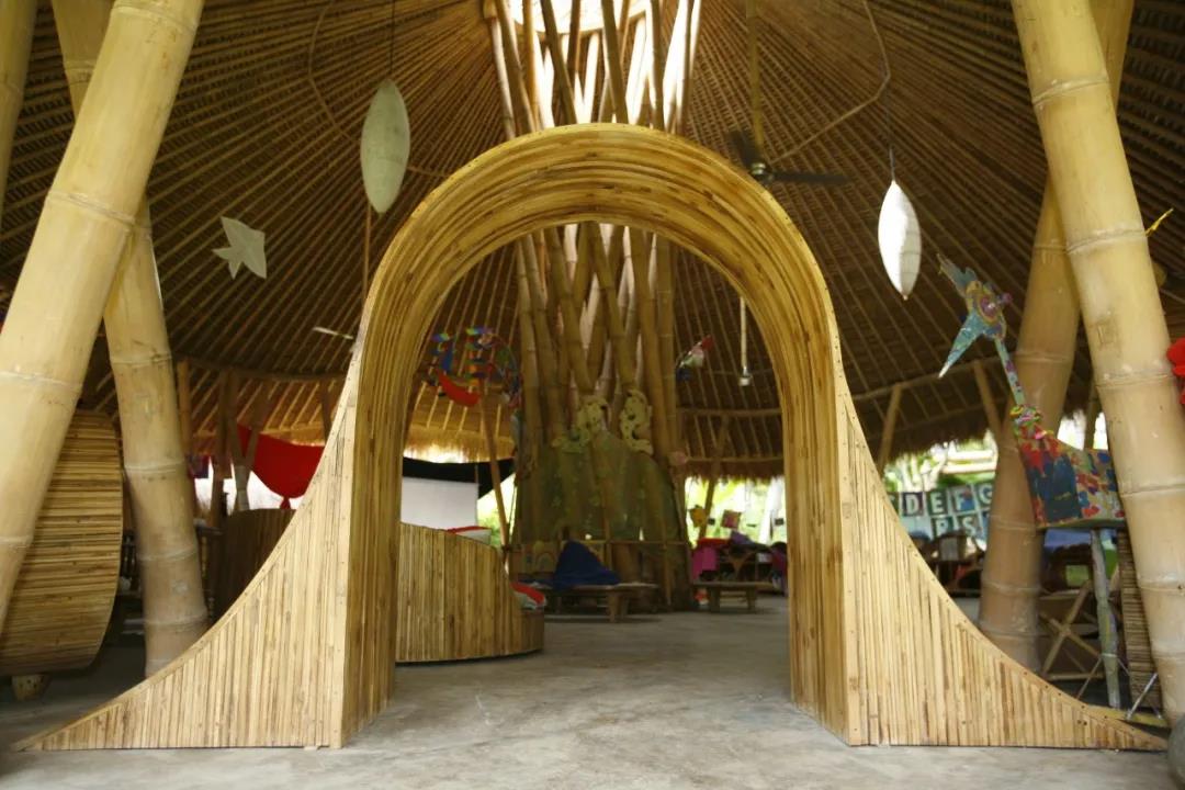 没有墙壁的建筑，用竹子打造一个幼儿园.jpg