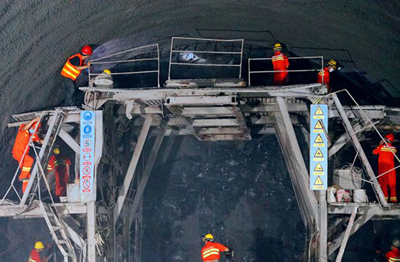 雾岭头隧道提前15天实现贯通，芜黄高速隧道工程收官.jpg