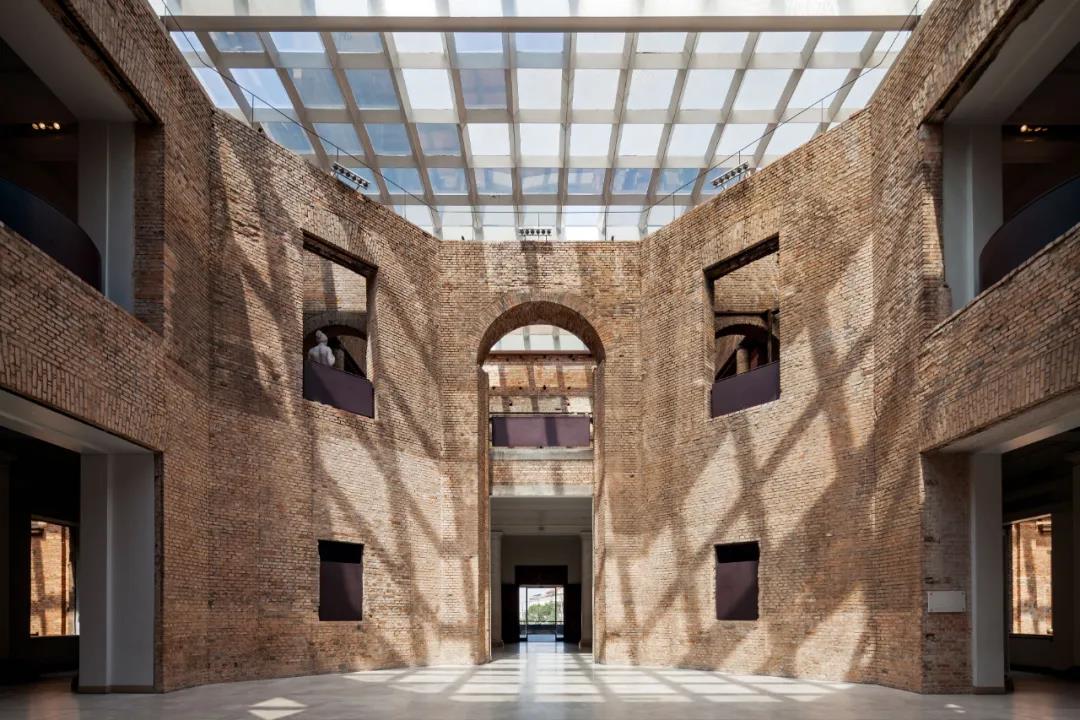 圣保罗州立美术馆：一个由光线完成的设计.jpg