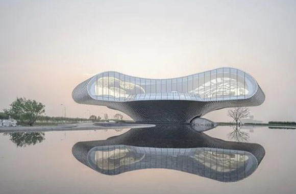 天津“波浪艺术馆”，外墙由1.3万块铝瓦组成.jpg
