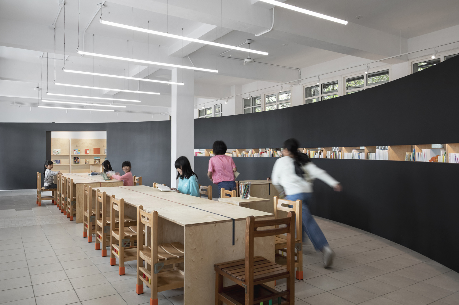 台湾蓝田小学对教室进行改造，将有限的空间最大利用化1.jpg
