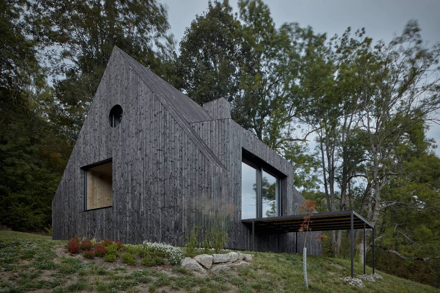 捷克黑色木屋，屋顶、墙壁和烟囱和谐的融合在一起.jpg