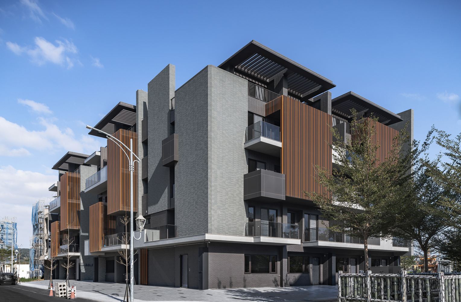 木格栅+绿砖墙，仿自然的材料元素打造日式住宅.jpg