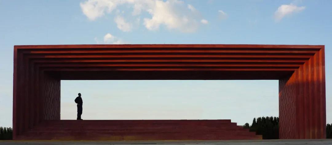 佩德罗·阿尔莫多瓦纪念碑，将水平的天际线纳入到建筑中.jpg