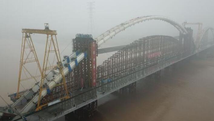 齐鲁黄河大桥主拱合龙，名副其实的“世界第一吊”.jpg