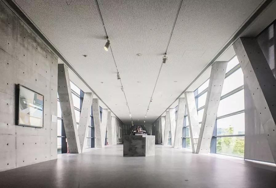亚洲现代美术馆，“表里不一”极具前卫性的建筑1.JPG