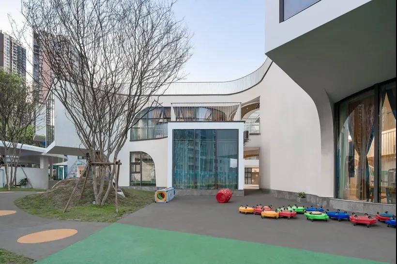 两江交汇口上的幼儿园，自然地形成了三个庭院2.jpg