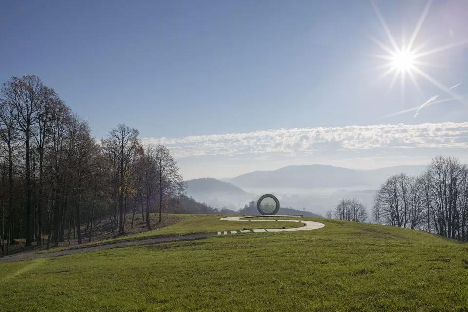 戈尔丹莱德勒纪念馆，完美的不锈钢圆环呈现非凡意义.jpg