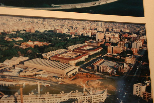 巴塞隆納龐培法布拉大學圖書館舊蓄水池建築改建而成的