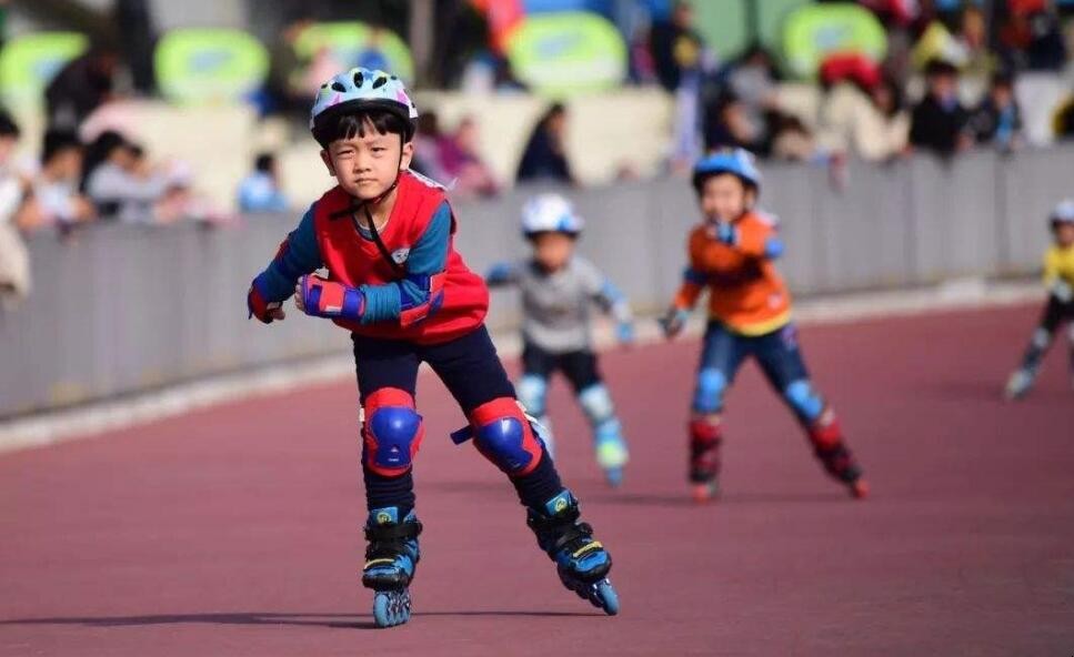 小孩怎么学轮滑