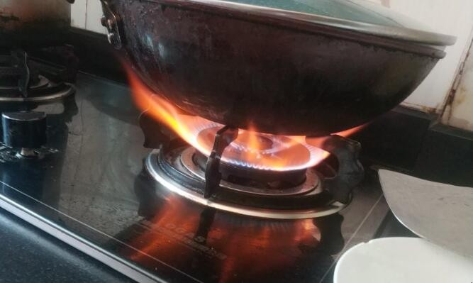 煤气灶红火是什么原因_建筑界