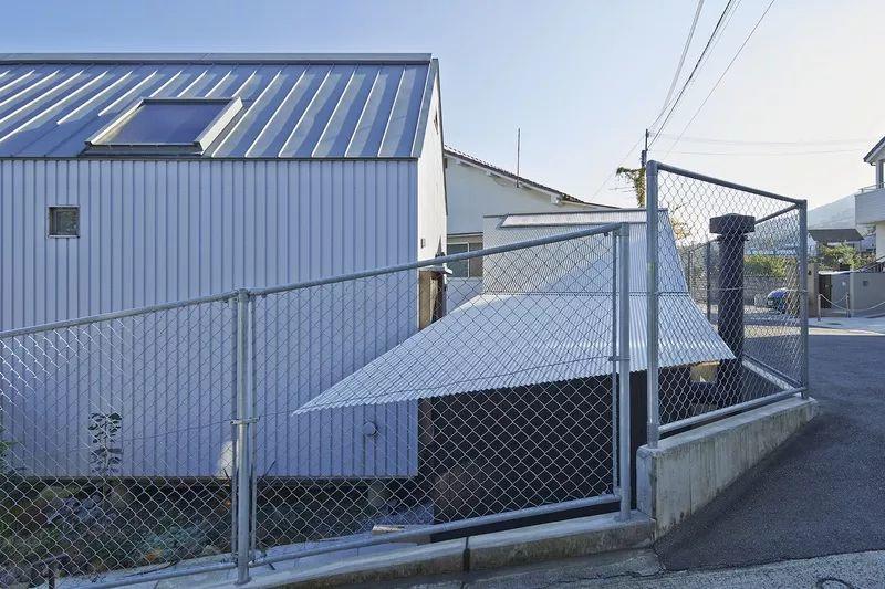 日本New Light Pottery建筑 悬架于倾斜的土地上