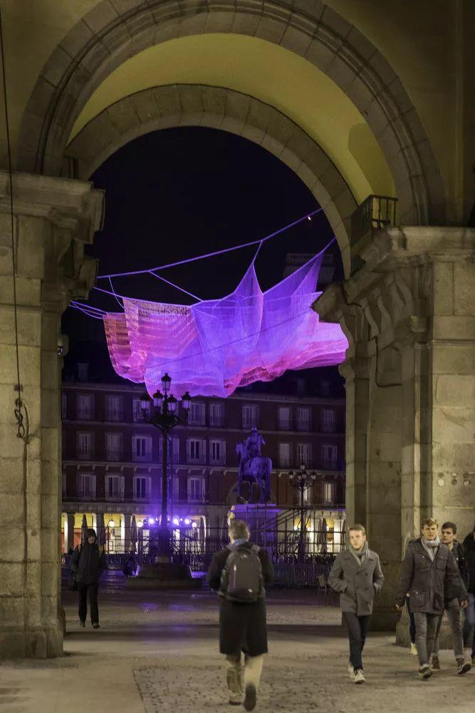 世界文化遗产马德里主广场上空飘来了『彩云』