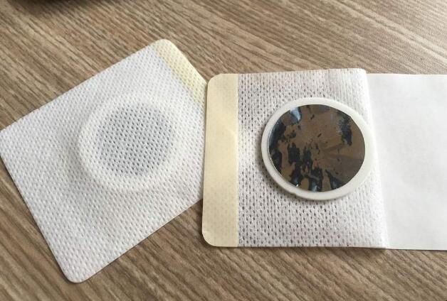 黑膏药粘在衣服上怎么去掉