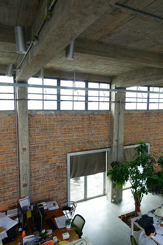 源计划建筑师事务所在混凝土筒仓顶的办公空间